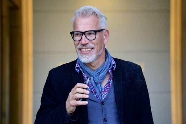 papieros elektroniczny travel tips and can i take e cigarettes on a plane answered with airline and security rules